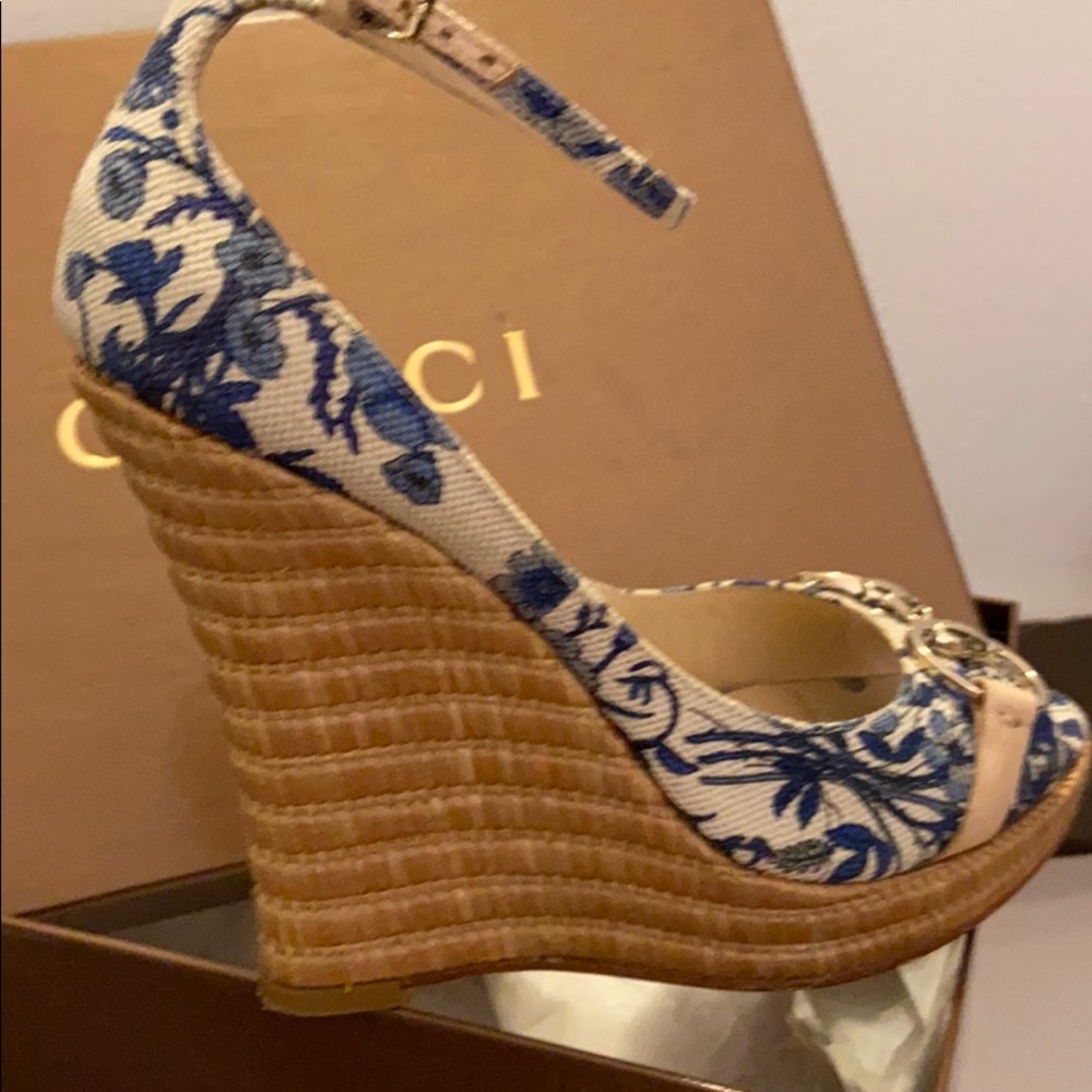 Gucci Blue and Cream Wedge Sandals with Floral Design - Picture 2 of 5